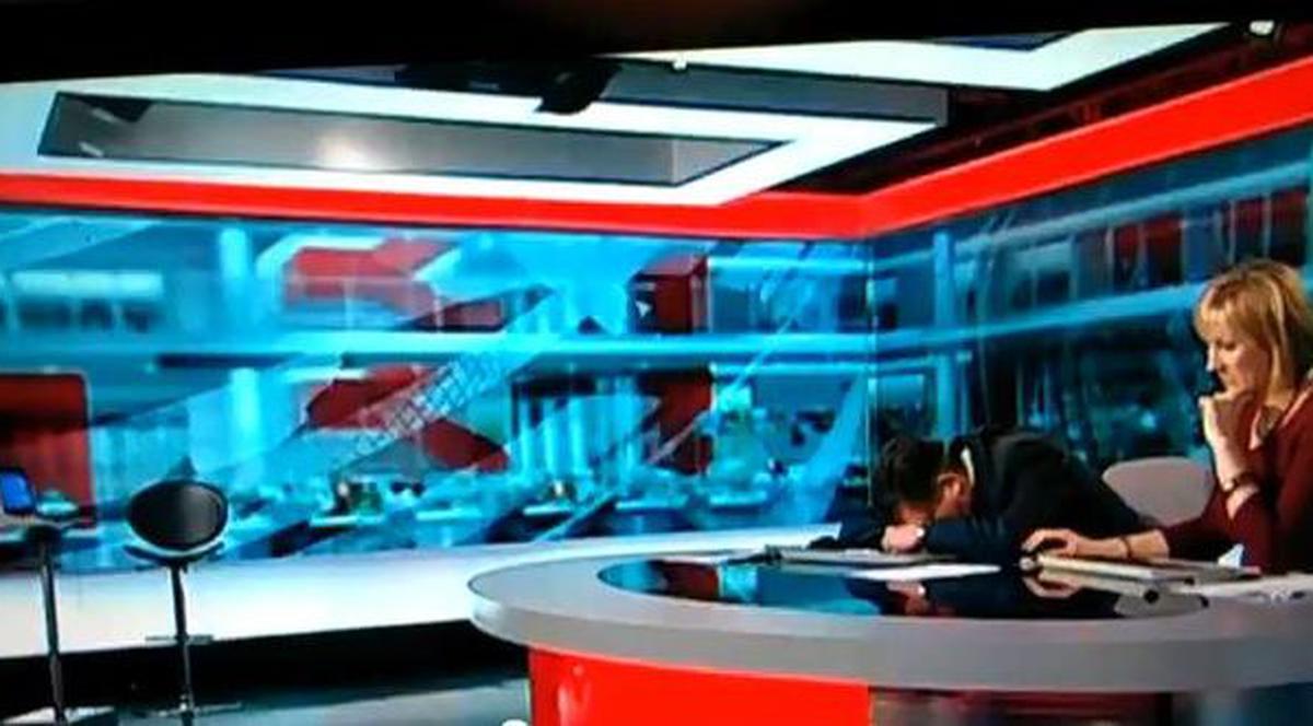 Ţinta GLUMELOR în Marea Britanie: Prezentatorul BBC care "a adormit" cu capul pe pupitru