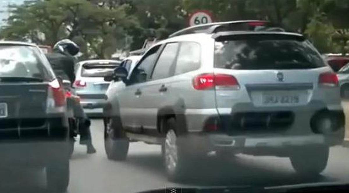 Asta e clar cea mai curajoasă şoferiţă din lume! | VIDEO SENZAŢIONAL