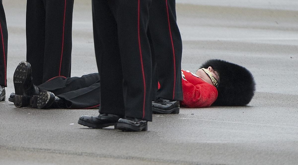 Efectul Kate Middleton: un tânăr din celebra gardă irlandeză  a căzut secerat la picioarele ducesei! FOTO