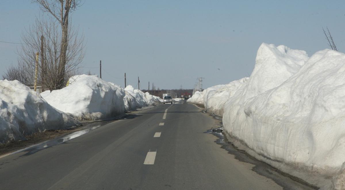 La vară scăpăm de troienele astea! Vezi ce nămeţi au rămas pe un drum din Ilfov!