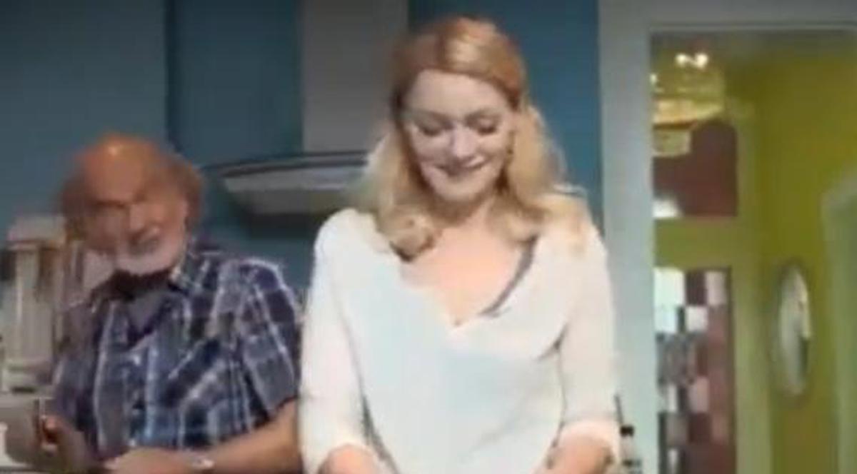 VIRALUL ZILEI | IPad în bucătărie: momentul în care o tânără ajunge în pragul apoplexiei când vede cum o ajută bunicul la gătit | VIDEO