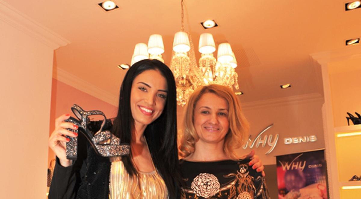 Ce-i mai sclipesc ochii Adelinei Pestrițu la pantofii cu cristale Swarovski!