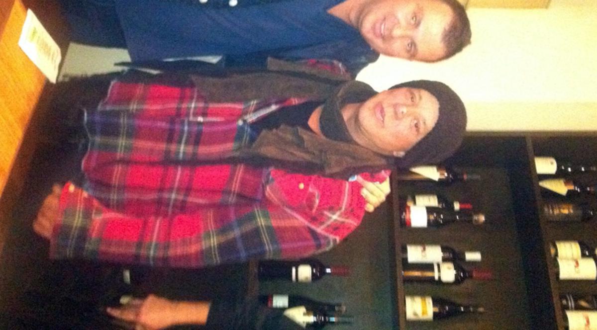 Mickey Rourke a împărţit mâncarea sa cu maidanezii | FOTO