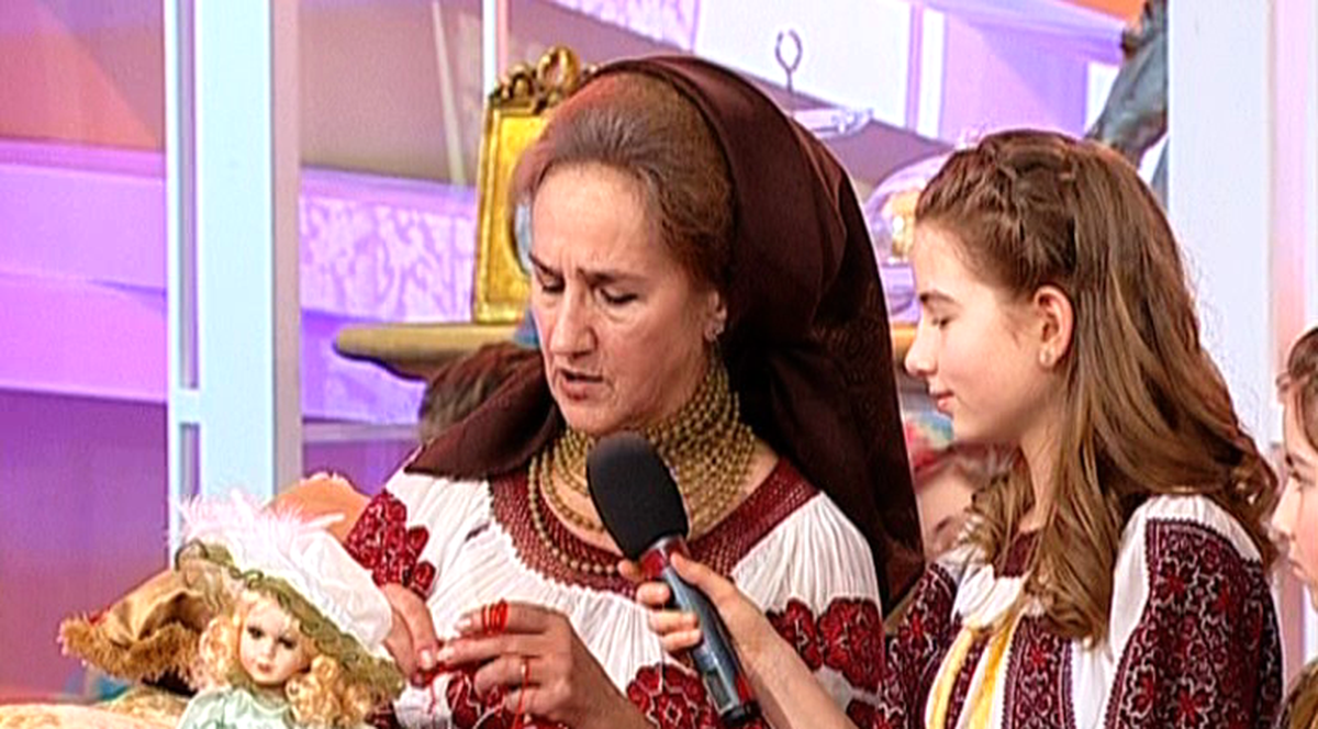 Când nu cântă, Sofia Vicoveanca face haine pentru păpuşi