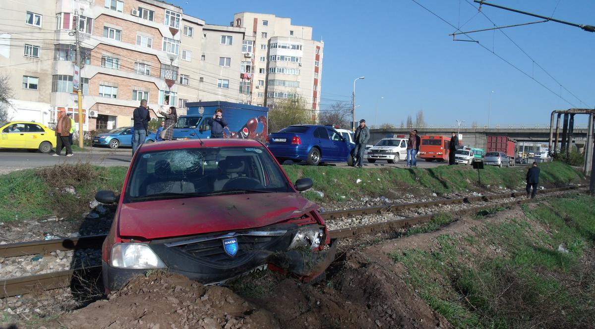 A ajuns cu maşina pe calea ferată