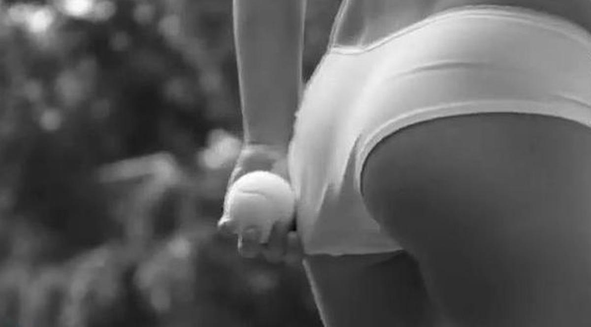 Nu te vei uita la minge nicio secundă! Hai să joci tenis cu Bar Refaeli, îmbrăcată doar în lenjerie intimă!  