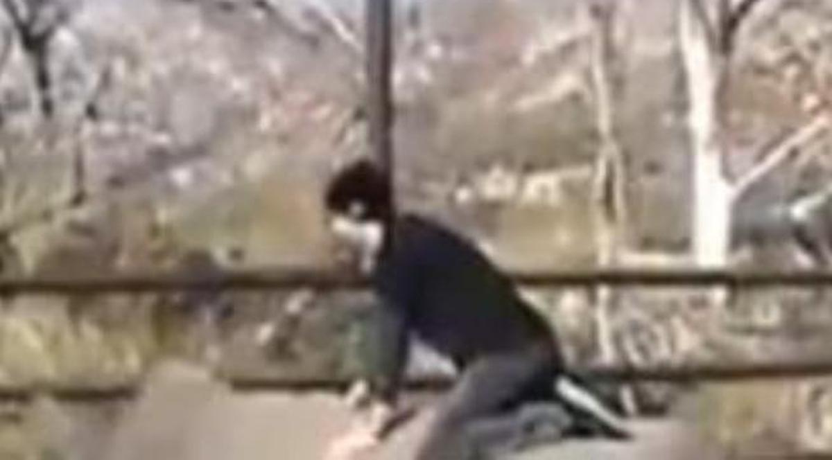 CURAJ nebunesc sau NEBUNIE curată? Ar trebui să fugă de "monstru" mâncând pământul, dar i se urcă în spinare şi-l călăreşte | VIDEO