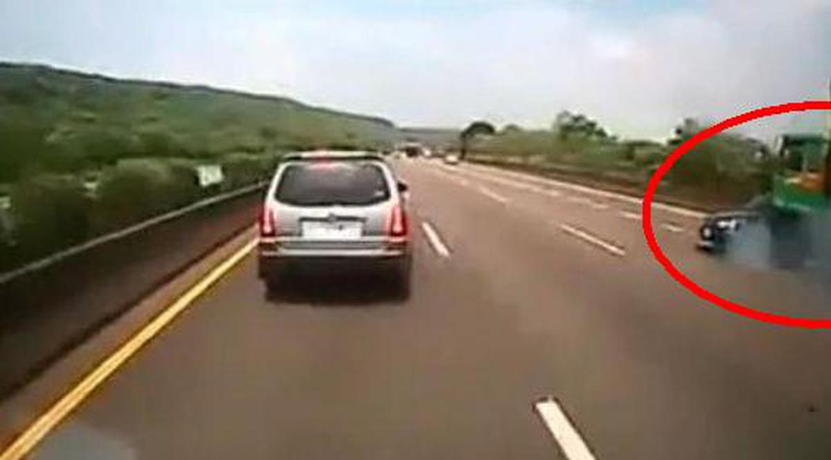 Uite ce poate face ambiţia prostească pe autostradă! | VIDEO