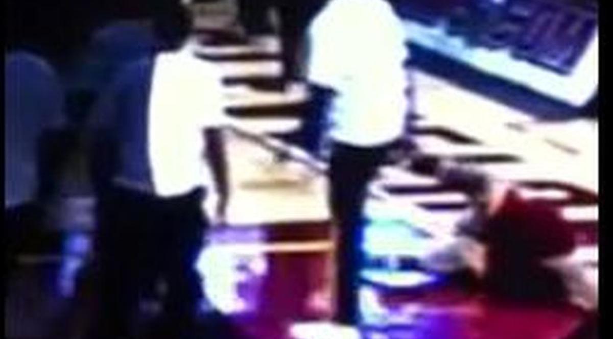 MOMENTE ŞOCANTE! Ce bătaie şi-a luat mascota unei echipe de NBA de la unul dintre jucători! | VIDEO