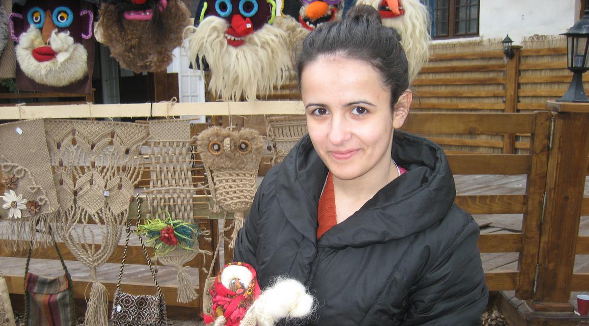 Uite ce minuni ies din mâinile ei! O studentă şi-a transformat pasiunea într-o afacere