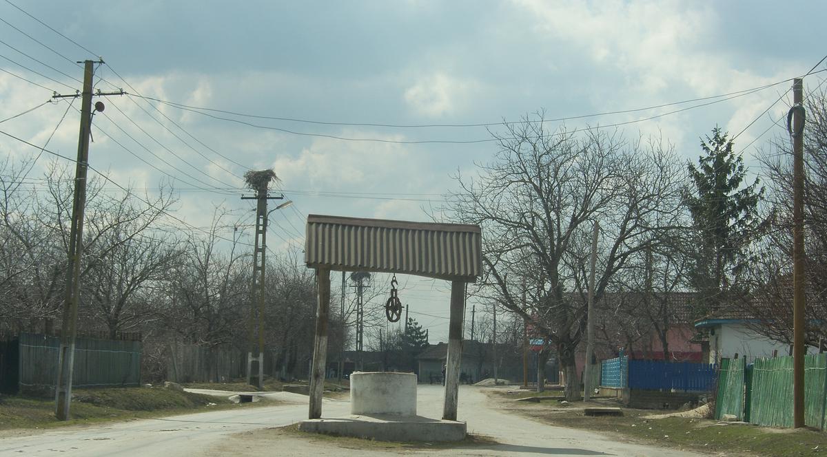 Au construit drumul în jurul fântânii!