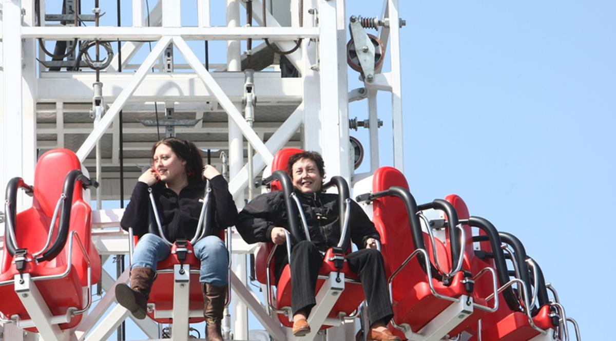 O bucureşteancă de 60 de ani a făcut spectacol într-un parc de distracţii | FOTO