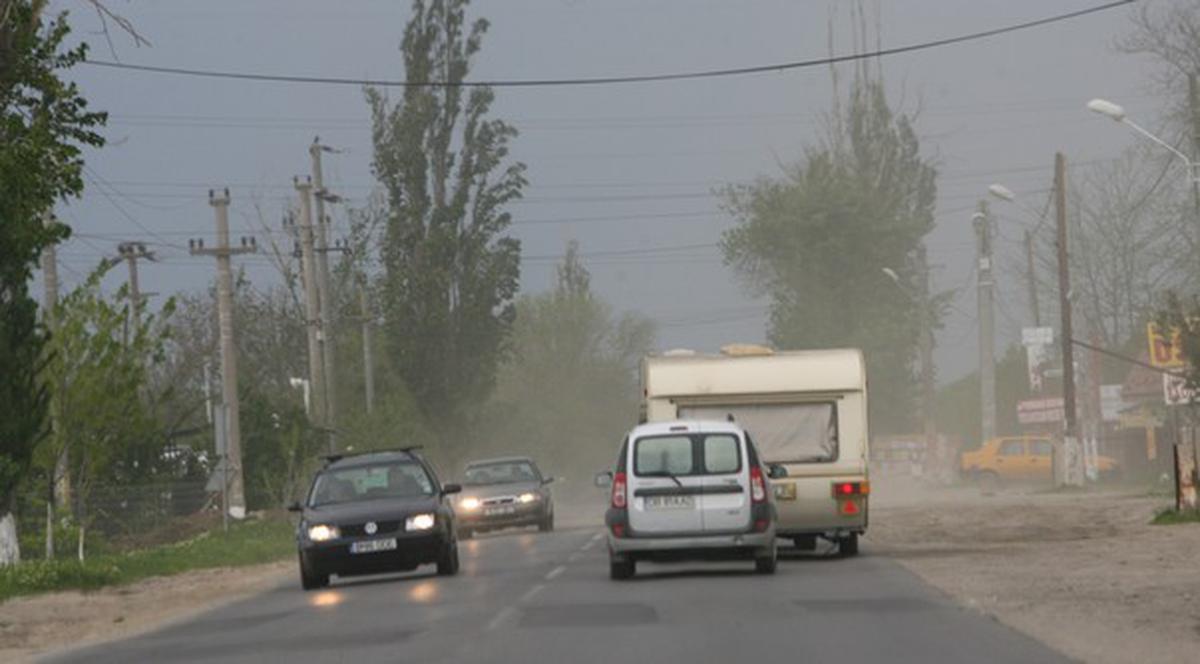 VIJELIE în Capitală! Schelă căzută şi copac prăbuşit peste maşini, un om a fost grav rănit de un panou