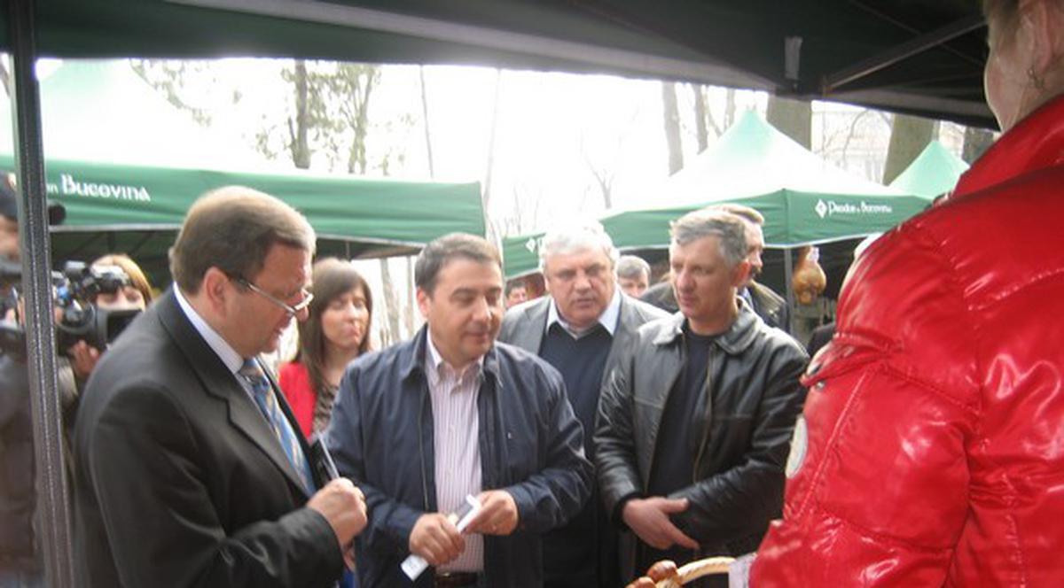 Gheorghe Flutur şi-a luat cârnaţi de la Târgul de Paşte