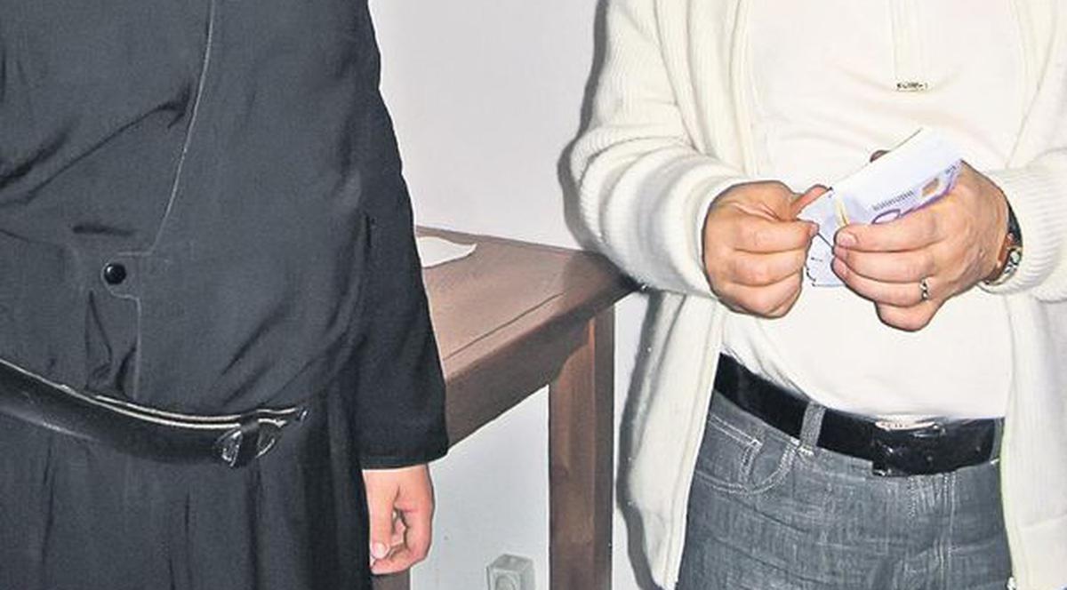 Gigi Becali împarte 100.000 de euro la Athos