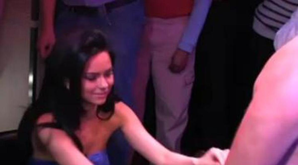 INNA, gesturi nu tocmai cuminţi cu MICROFONUL în CHILOŢII unui barbat care s-a despuiat să o seducă