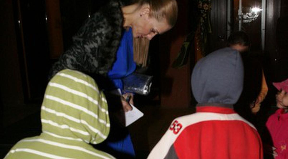 Invitaţii de la nunta lui Luciu, asaltaţi de fani! În loc să petreacă, au dat autografe | FOTO