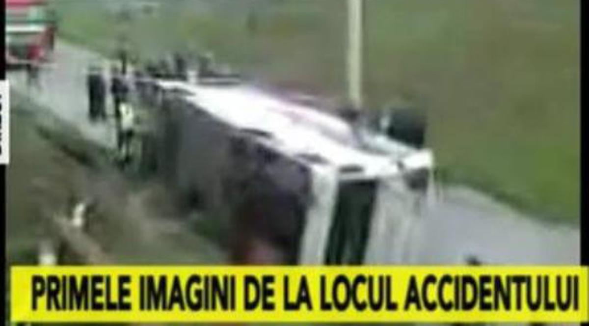 Un autobuz a căzut de pe o pasarelă. 32 de oameni au fost răniţi | VIDEO