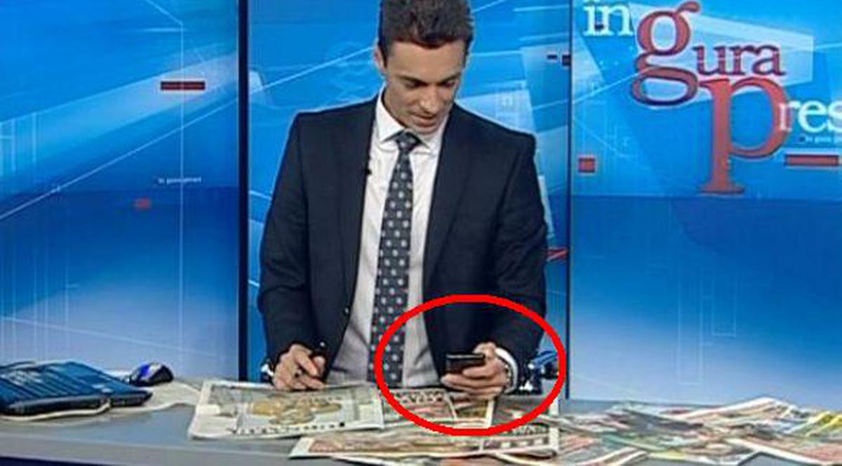 Badea, una zice, alta face! "Urăsc telefoanele cu ecran tactil!" Ce telefon credeţi că şi-a luat?