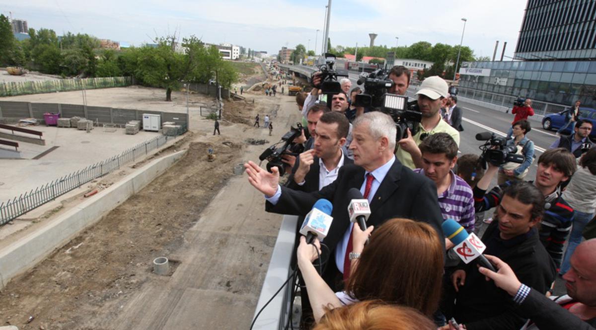 Oprescu promite că în CÂTEVA ZILE dă drumul circulaţiei pe PASAJUL PIPERA. Spune-ne părerea ta. Câte zile să fie?