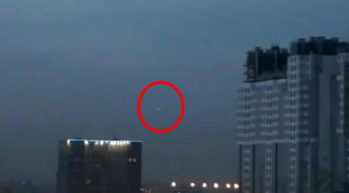 "Au venit, gata, ĂSTA E SFÂRŞITUL LUMII". Obiectul misterios de pe cer care i-a făcut pe oameni să creadă că extratereştrii dau navală | VIDEO