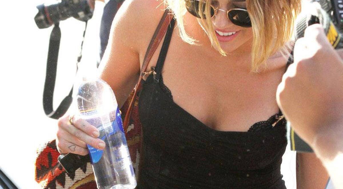 Miley Cyrus o comite din nou: a ieşit din casă fără chiloţi pe ea şi a arătat lumii TOT | FOTO