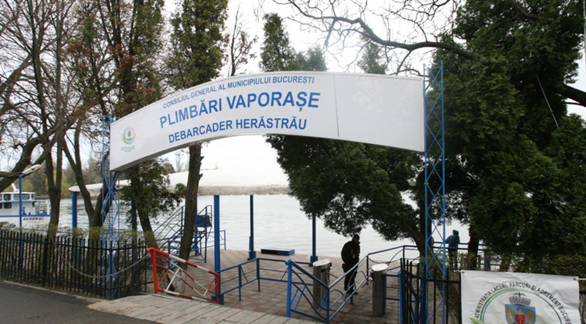 Vaporaşele din Herăstrău n-au avut clienţi. Vremea urâtă le-a ţinut la mal