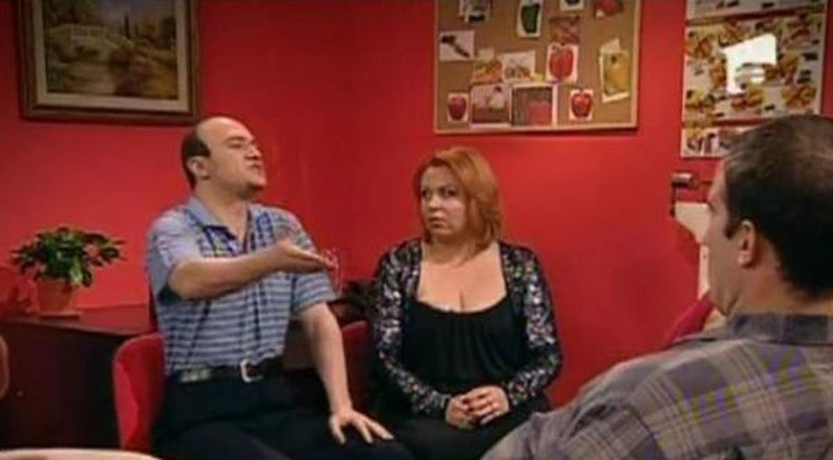 TREBUIE să vezi momentul ăsta! Bendeac, în rolul lui Radu Banciu, a luat-o la mişto pe Oana Roman: "Eu mă îmbrac la magazine normale, nu mă duc la Confecţia SA să mă învelesc în foi"