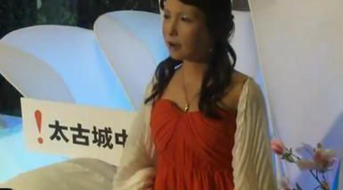 Îţi vine să crezi că femeia asta este un robot? | VIDEO