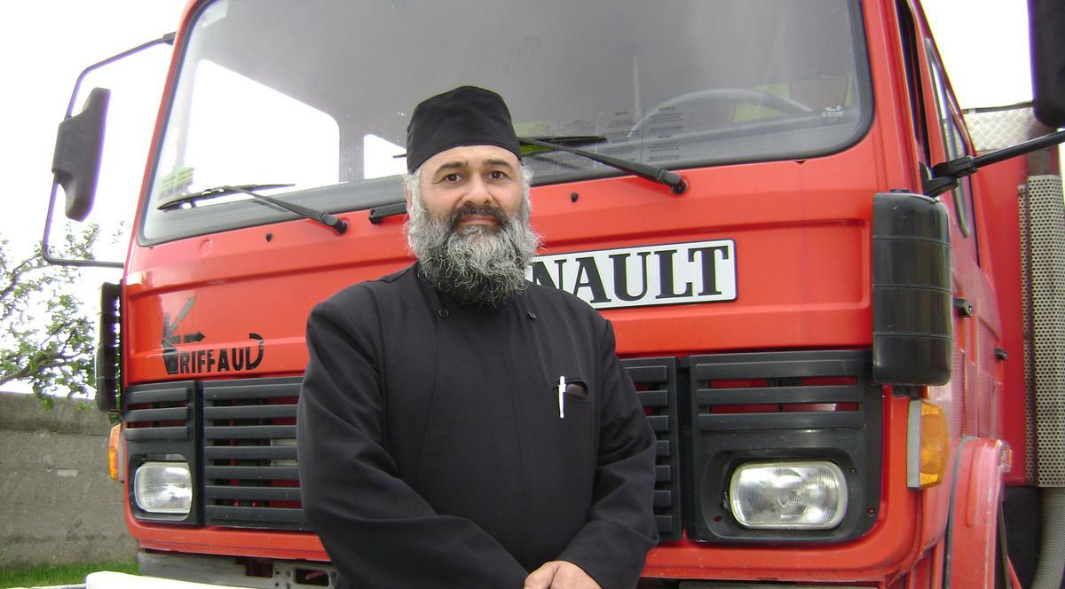 Un preot a cumpărat o maşină de pompieri pentru comuna în care slujeşte