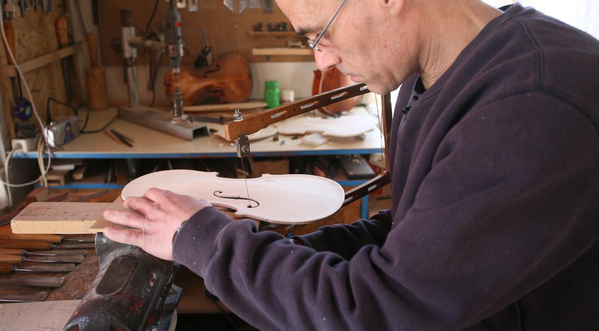 Îşi câştigă pâinea din confecţionarea viorilor