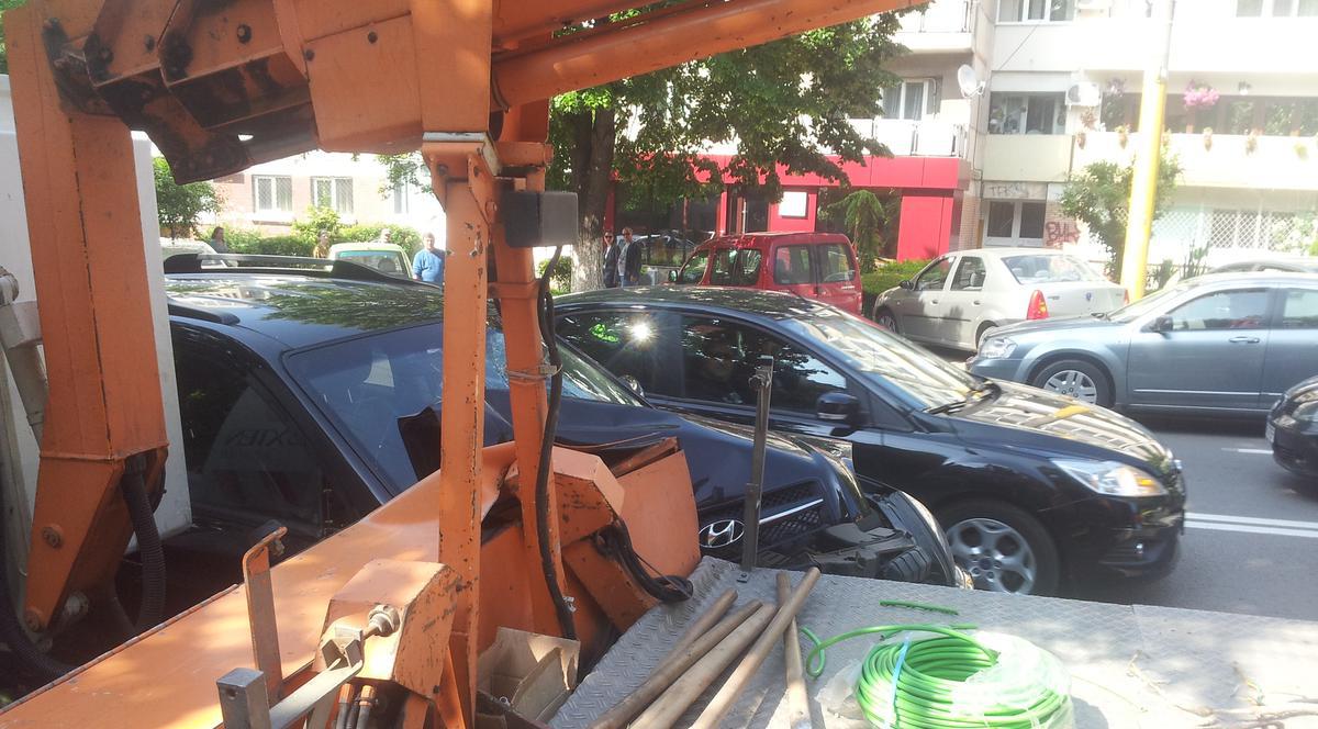 S-a ferit de ambulanţă şi a intrat în nacela muncitorilor