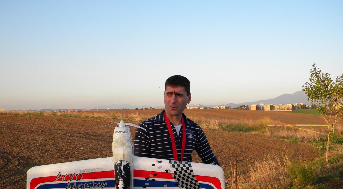 Un cioban din Tulcea ghidează avioane de la sol