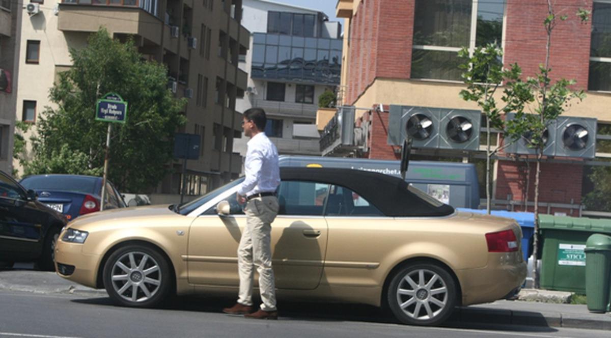 Boureanu îşi asortează ţinuta cu...maşina