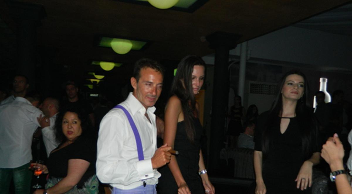 Mazăre, din nou înconjurat de femei, în club