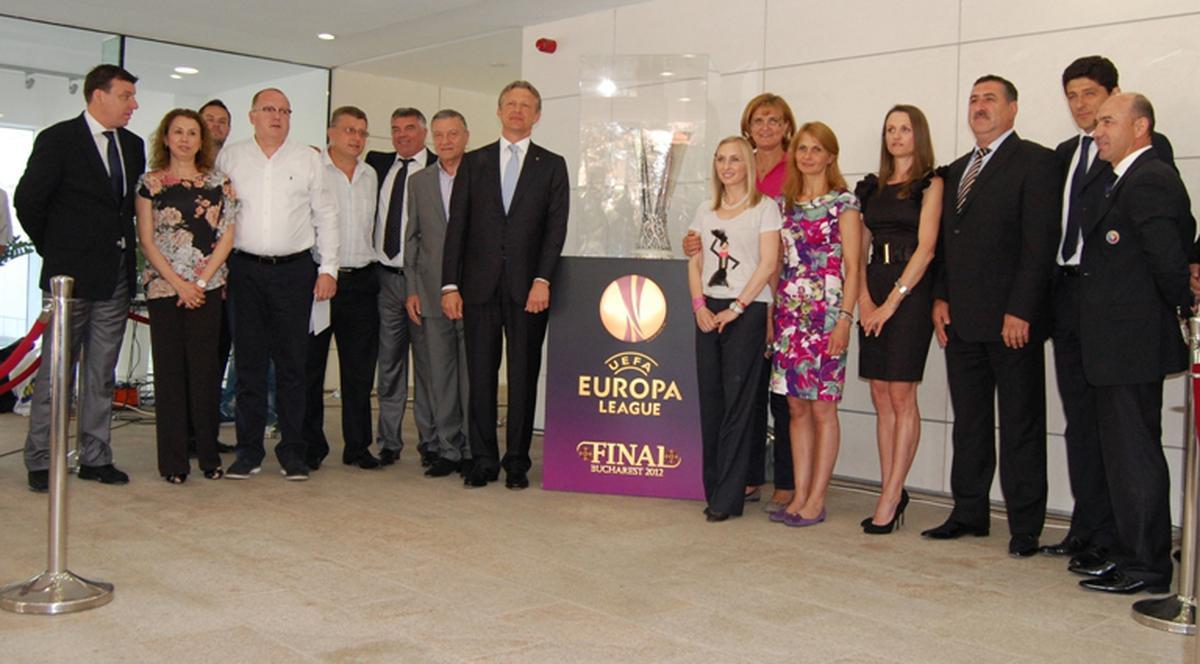 Gabi Szabo şi Laura Badea s-au fotografiat cu trofeul Europa League!