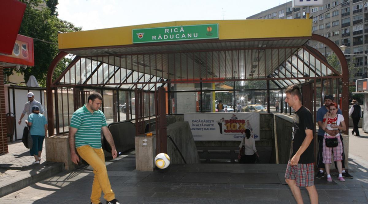 Suporterii români au jonglat cu mingea în faţa celor 6 staţii de metrou care au primit numele unor fotbalişti celebri | FOTO
