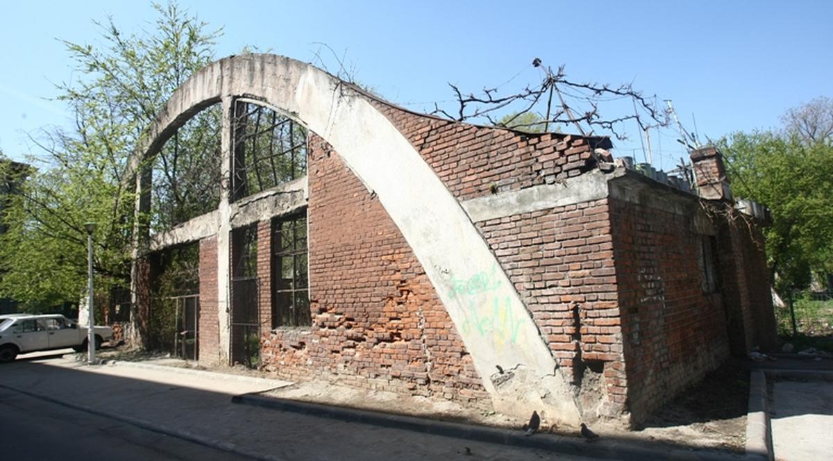 Îţi vine să crezi? Aceste construcţii au aparţinut Ministerului Apărării Naţionale, dar acum aici se află un magazin şi o grădină de legume
