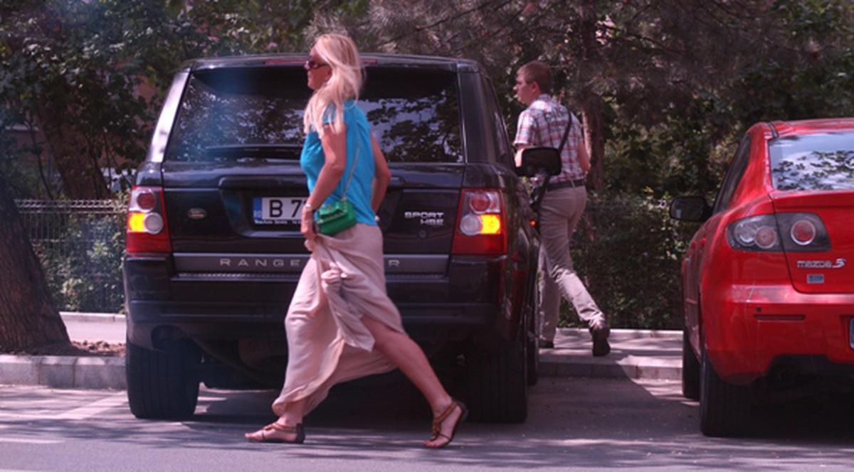 Uite cum îşi ridică fusta pe stradă Vica lui Piţurcă