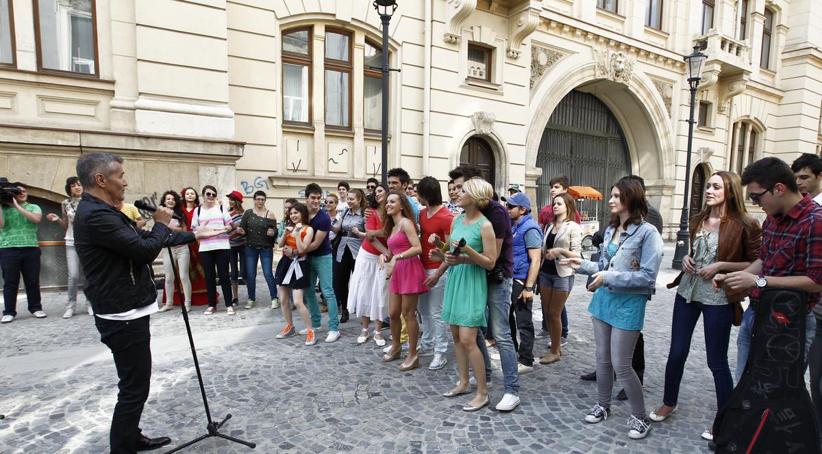 Holograf i-au avut ca figuranţi în noul clip pe cei din LaLa Band