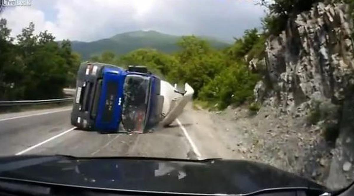 Un rus a scăpat la mustaţă de un impact frontal cu un TIR | VIDEO