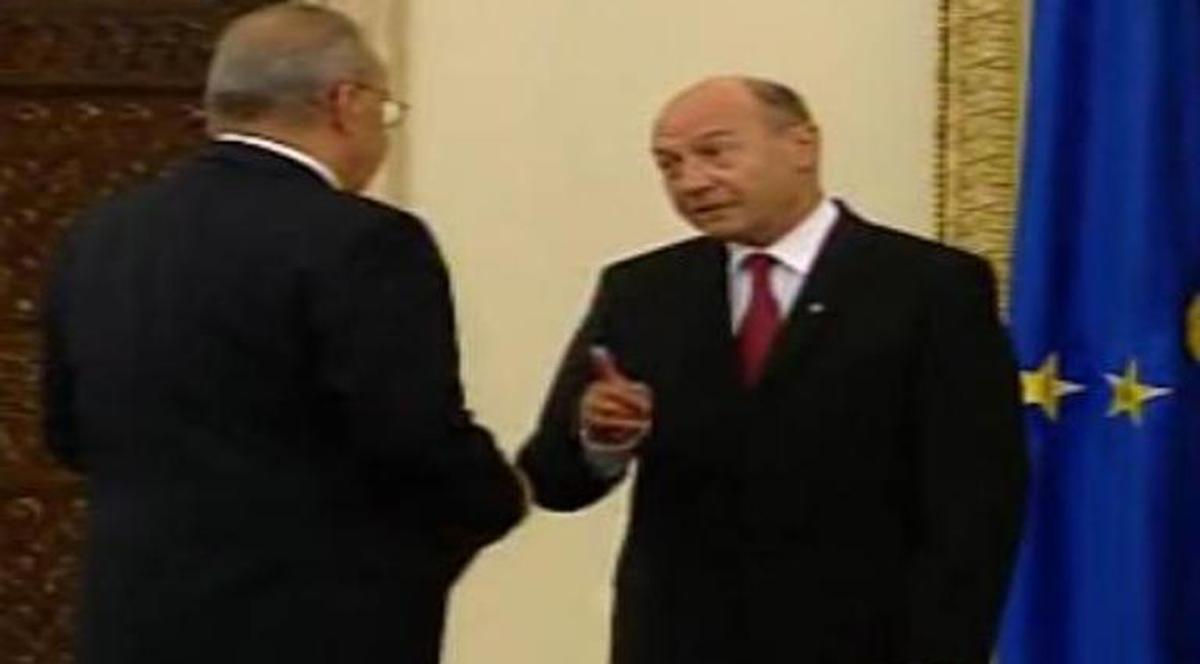 Cel mai TENSIONAT MOMENT de la depunerea jurământului. De ce s-a uitat urât Băsescu la Marga şi N-A VRUT SĂ DEA MÂNA cu el? GALERIE FOTO
