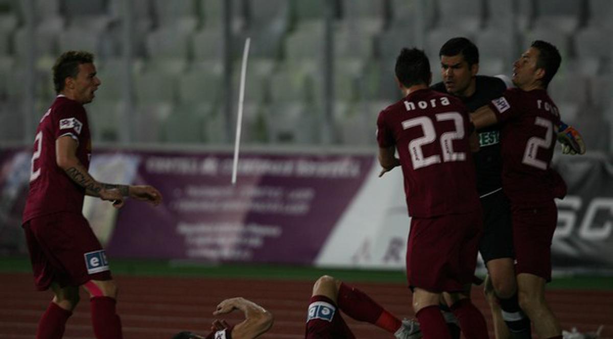 Violenţe la derby-ul Clujului. Partida a fost suspendată!