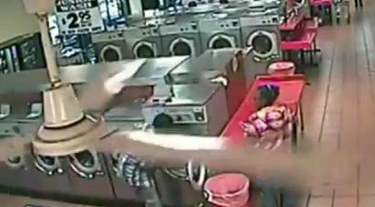 Gluma dementă a unor părinţi inconştienţi: ŞI-AU BĂGAT BEBELUŞUL ÎN MAŞINA DE SPĂLAT! Trebuie să fii de piatră să poţi vedea ce urmează! VIDEO