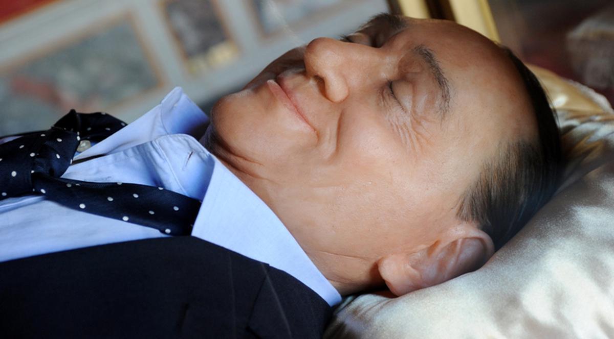 "BERLUSCONI MORT", întins pe catafalc - imaginea care a ŞOCAT azi lumea | FOTO