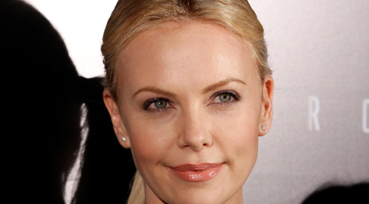 Arată AŞA pe covorul roşu, dar paparazzi au prins-o fără nici un pic de machiaj. Mai crezi că e Charlize Theron una dintre cele mai frumoase femei din lume? | FOTO