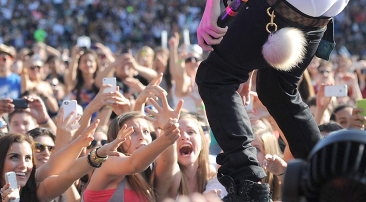 Justin Bieber a rămas în chiloţi pe scenă! Fanele de la concert au fost în delir