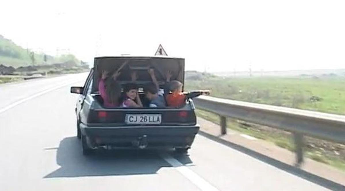 Ce şofer iresponsabil! Patru copii au fost filmaţi în timp ce erau plimbaţi în portbagajul unei maşini