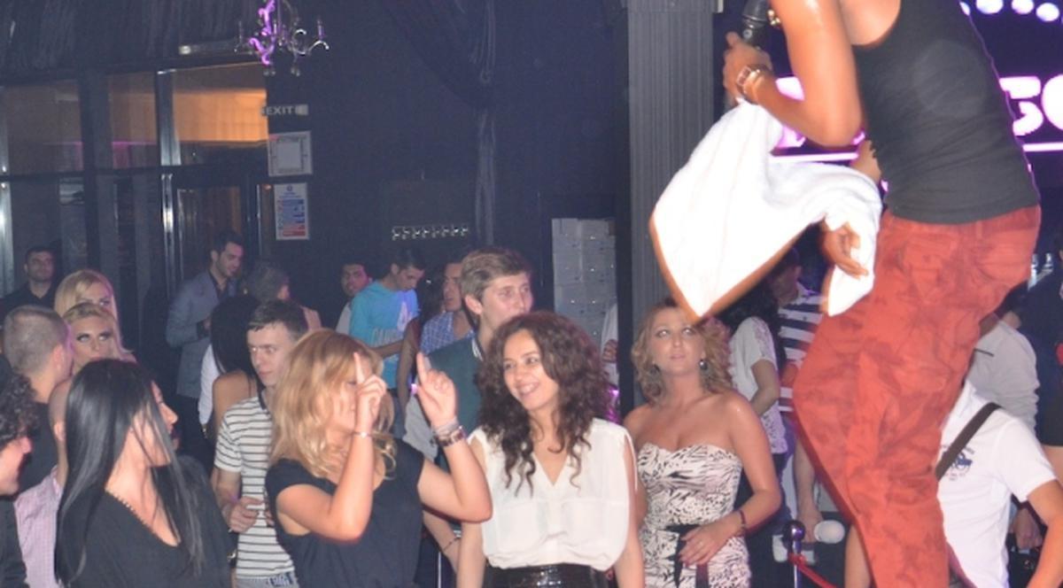 Gina Pistol, fascinantă de Mohombi! Vezi ce a făcut blonda la concert | FOTO