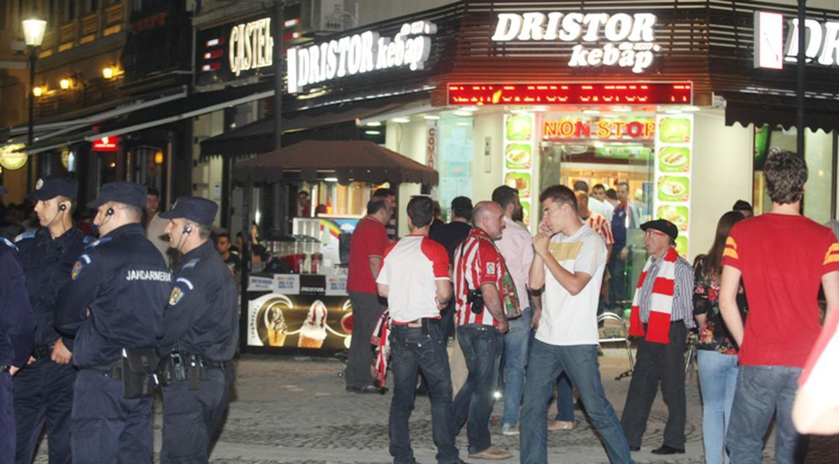 Suporterii spanioli au băut şi au dansat sub privirile jandarmilor